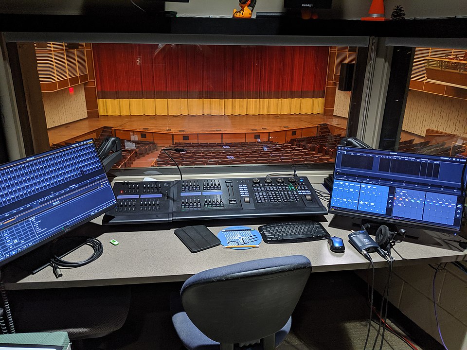 Professional lighting control console for entertainment venues